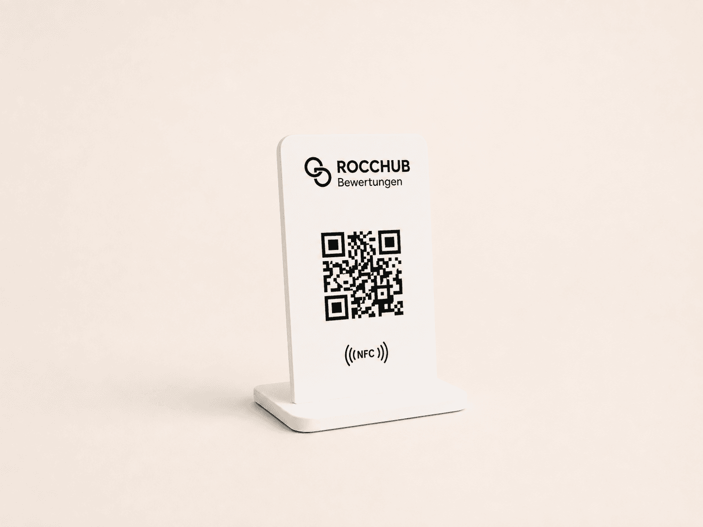 Weißer ROCCHUB Aufsteller mit QR-Code und NFC-Hinweis